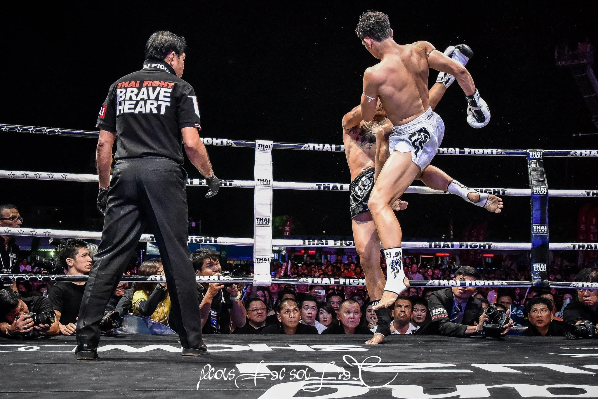 Тайский бокс муай тай - удар коленом в прыжке
